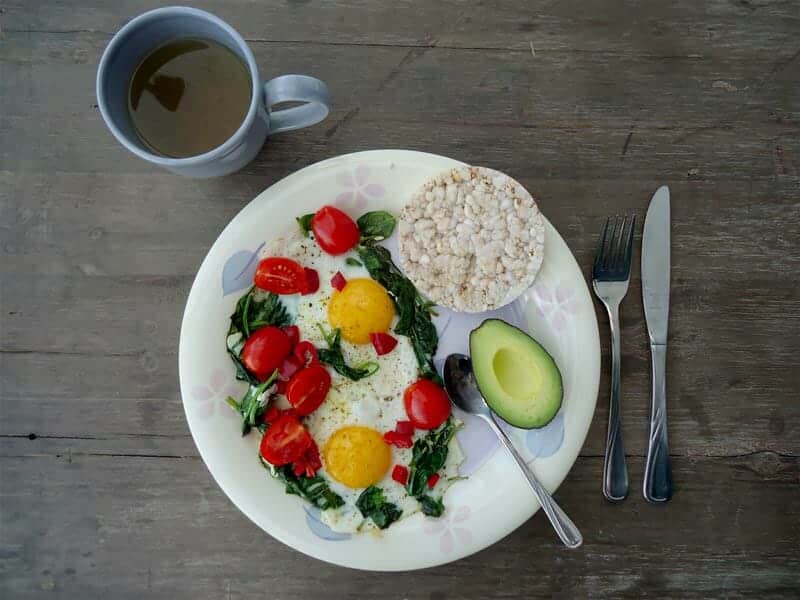 Mijn koolhydraatarm ontbijt: met een quinoa rijstwafel en avocado