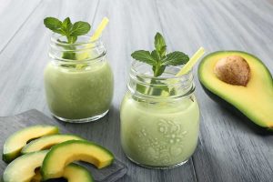 Smoothie recept: mix een 1/2 avocado, 1 banaan, 1 handje spinazie en water in een blender