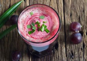 Smoothie recept: mix 100 gram pitloze druiven, 1 banaan, 2 handjes spinazie, 1 tl gebroken lijnzaad en water in een blender