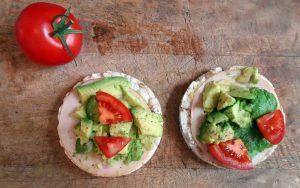 Mijn favoriete tussendoortje: rijstwafel met kokosolie, kipfilet, avocado, tomaat en peper