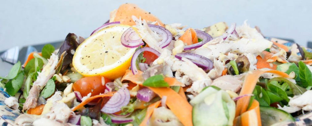 gerookte makreelsalade met pijnboompitten