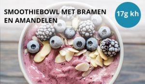 gezonde smoothiebowl die je kunt eten als je aan koolhydraatarm eten doet