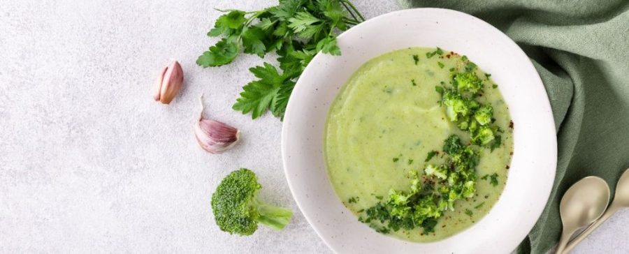 gezonde broccolisoep met zoete aardappel en ricotta